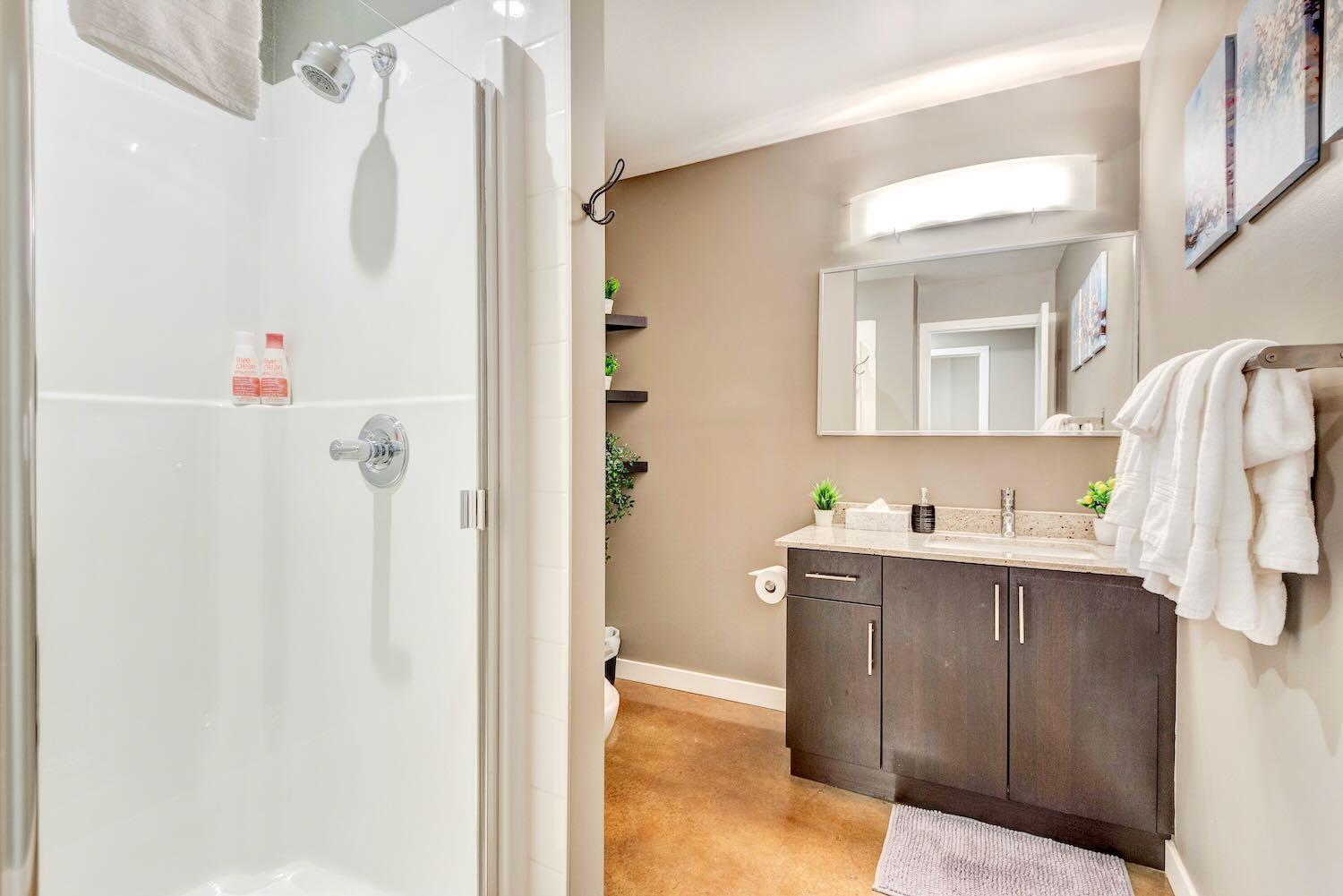 YYC Modern 2Br Condo - King Bed - Downtown City Views מראה חיצוני תמונה